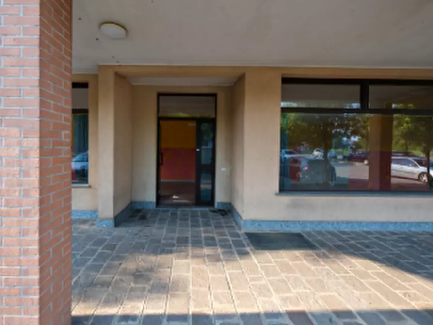 Immagine 4 di Negozio in vendita  in Piazza Orsa Maggiore a Pessano Con Bornago