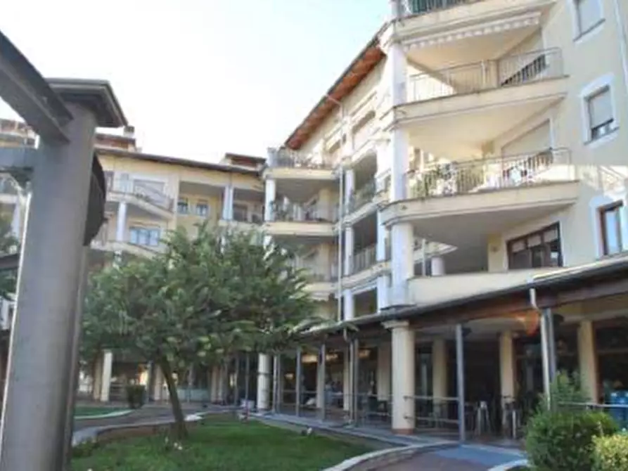 Immagine 1 di Negozio in vendita  in Piazza Giacomo Matteotti a Senago