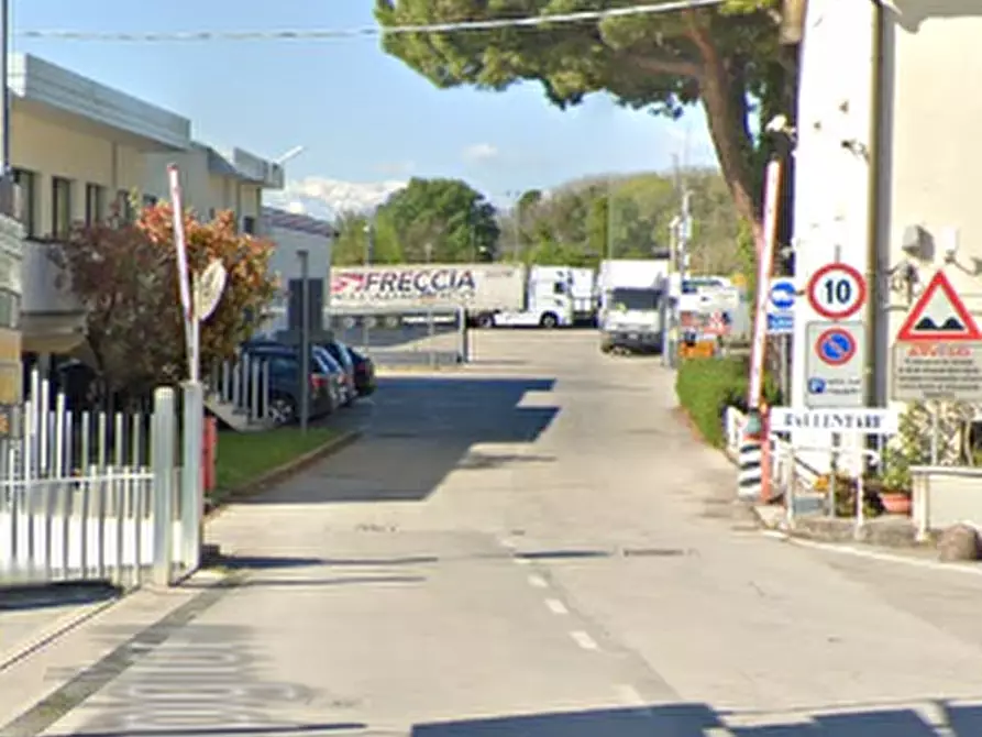 Immagine 5 di Capannone industriale in vendita  in Contrada Campiglione  a Fermo
