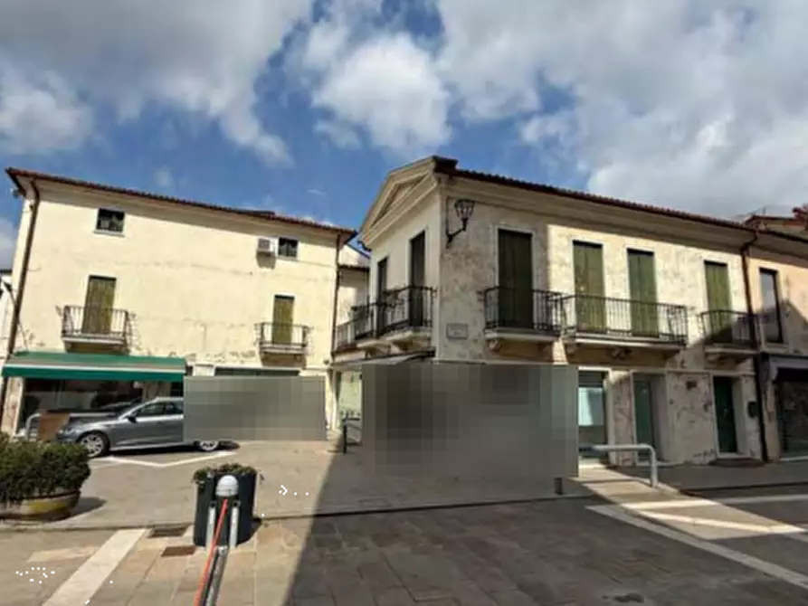 Immagine 1 di Negozio in vendita  in Via Piazza Umberto I  a Camisano Vicentino