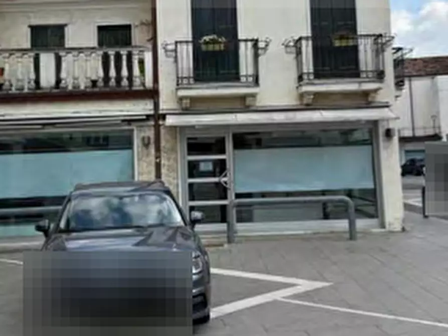 Immagine 3 di Negozio in vendita  in Via Piazza Umberto I a Camisano Vicentino