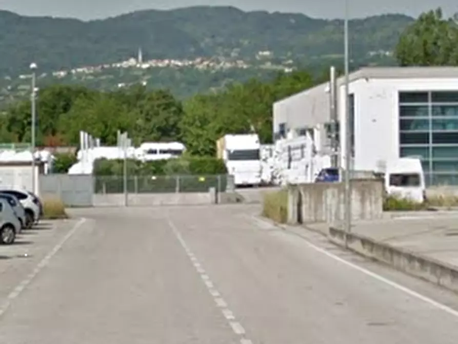 Immagine 7 di Magazzino in vendita  in Via Isaac Newton a Malo