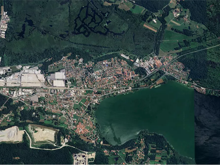 Immagine 11 di Appartamento in vendita  in Largo Giulio Cesare a Varano Borghi