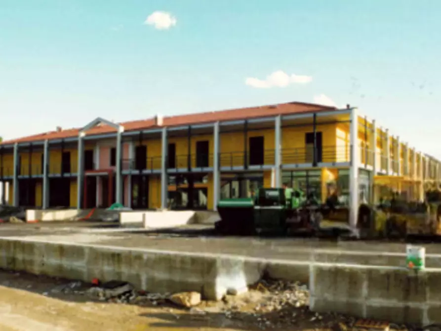 Immagine 2 di Negozio in vendita  in Via degli Alpini  a Bisuschio