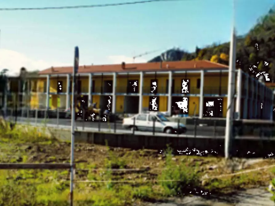 Immagine 3 di Negozio in vendita  in Via degli Alpini  a Bisuschio