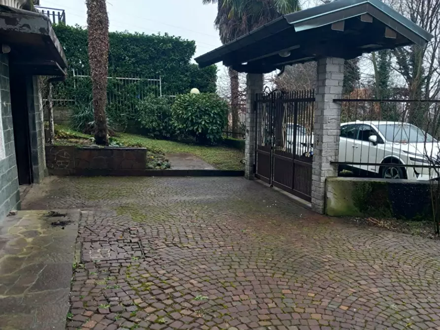 Immagine 7 di Casa indipendente in vendita  in Via Roncaccio a Cocquio-Trevisago