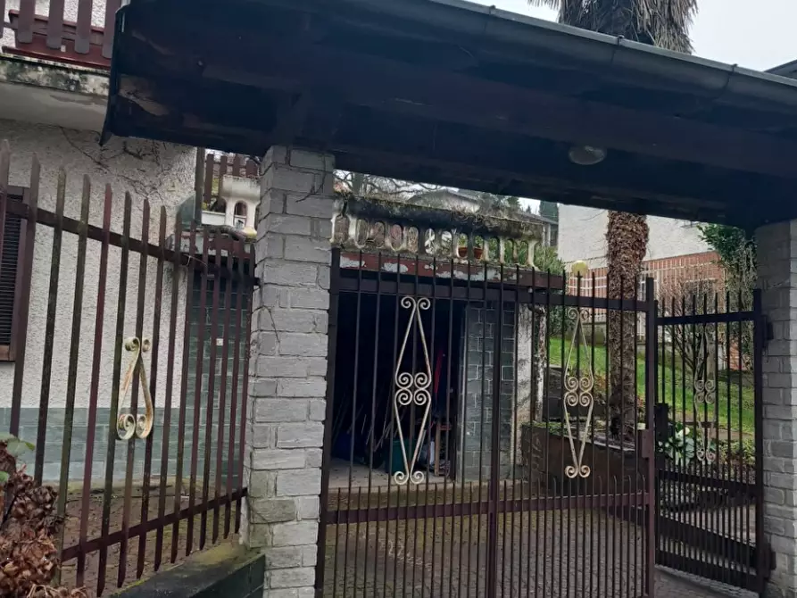 Immagine 8 di Casa indipendente in vendita  in Via Roncaccio a Cocquio-Trevisago