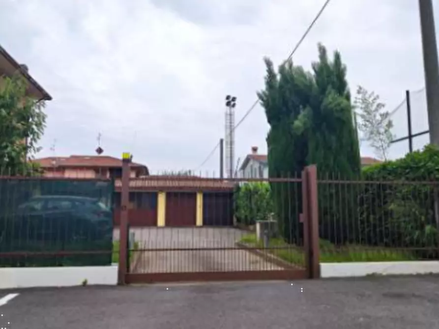 Immagine 1 di Garage in vendita  in Via A. Manzoni a Chignolo D'isola