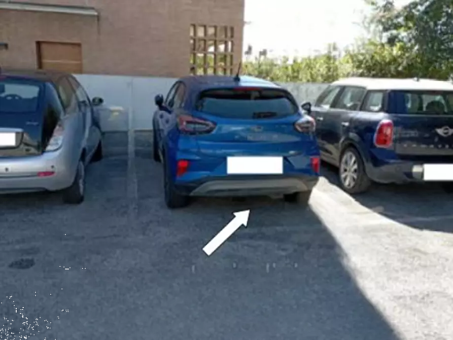 Immagine 1 di Posto auto in vendita  in Viale Monte Rosa a Riccione