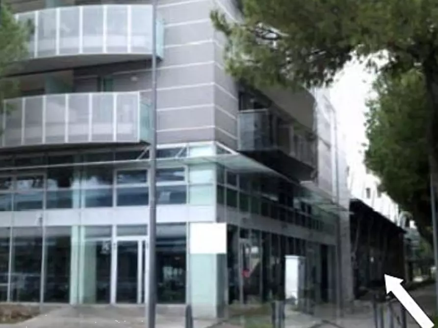 Immagine 1 di Negozio in vendita  in Viale Emilia a Riccione