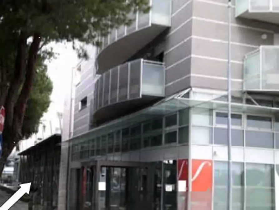 Immagine 1 di Negozio in vendita  in Viale Emilia a Riccione