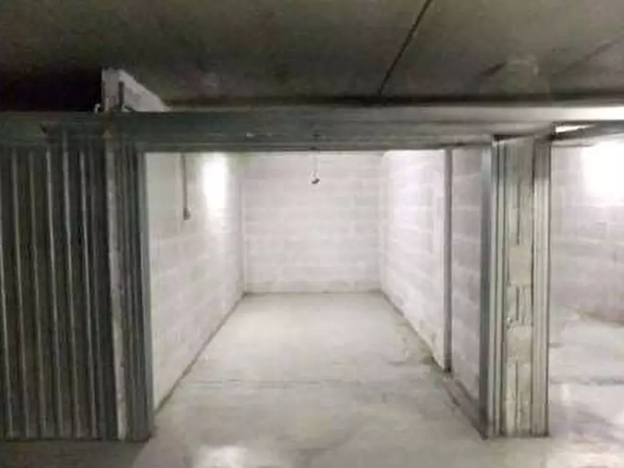 Immagine 5 di Garage in vendita  in via di Grotta di Gregna a Roma