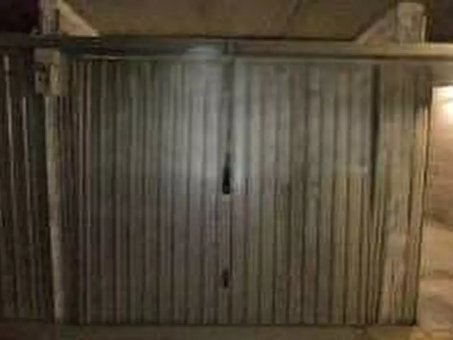 Immagine 6 di Garage in vendita  in via di Grotta di Gregna a Roma