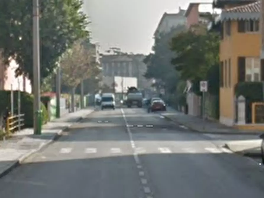 Immagine 11 di Negozio in vendita  in Via Zara  a Brescia