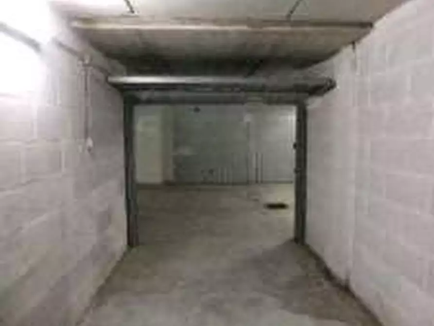 Immagine 3 di Garage in vendita  in via di Grotta di Gregna a Roma
