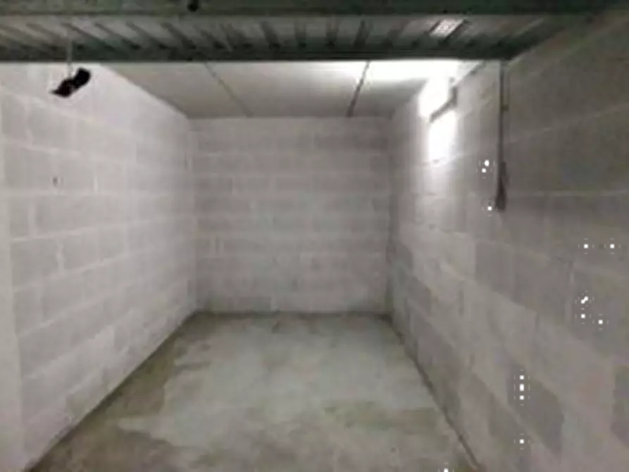 Immagine 5 di Garage in vendita  in via di Grotta di Gregna a Roma