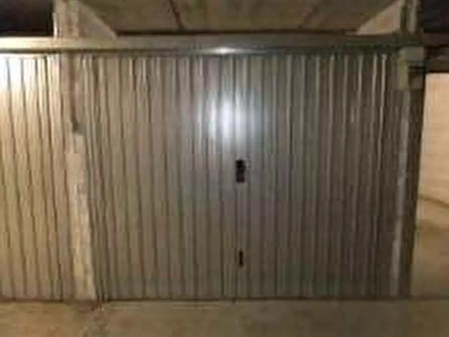 Immagine 4 di Garage in vendita  in via di Grotta di Gregna a Roma