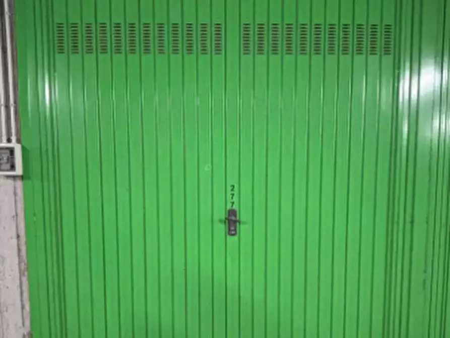 Immagine 1 di Garage in vendita  in Via Envie a Torino