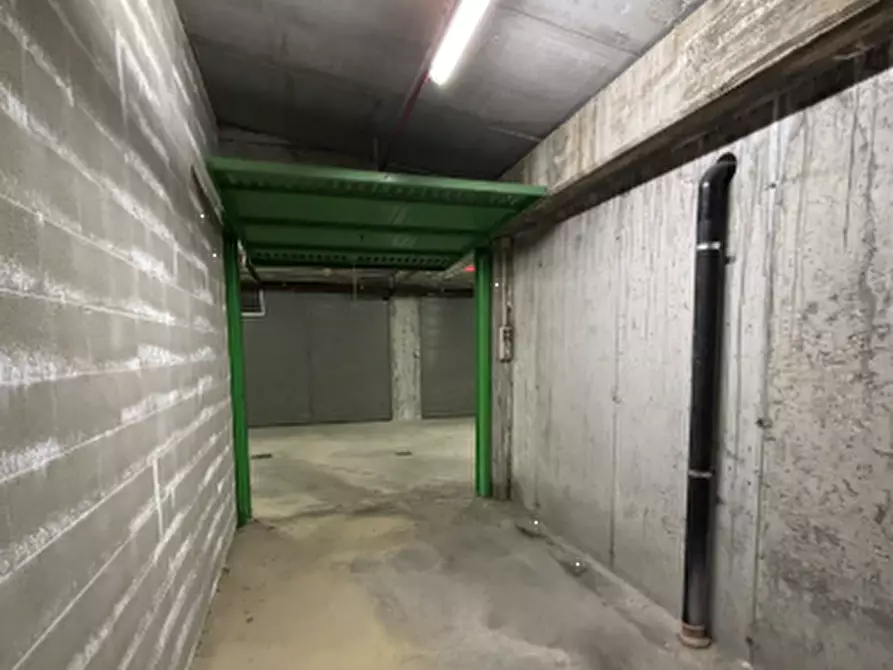 Immagine 3 di Garage in vendita  in Via Envie a Torino