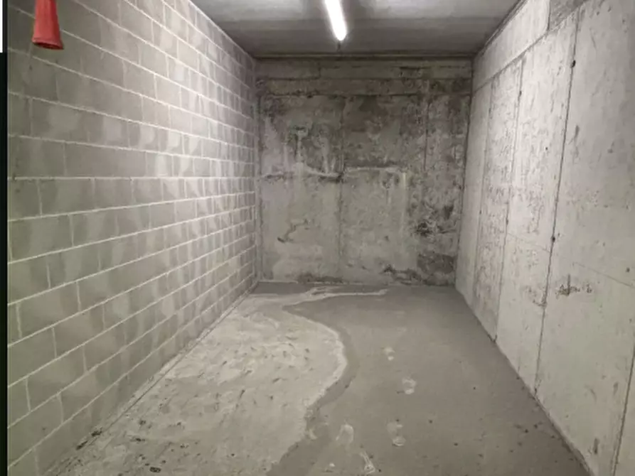 Immagine 2 di Garage in vendita  in Via Envie a Torino