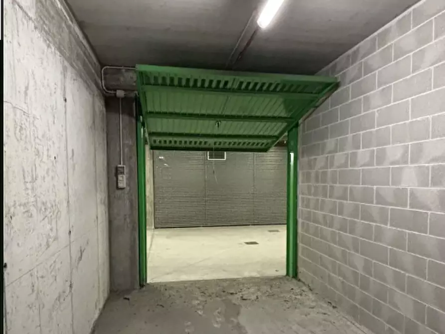 Immagine 3 di Garage in vendita  in Via Envie a Torino