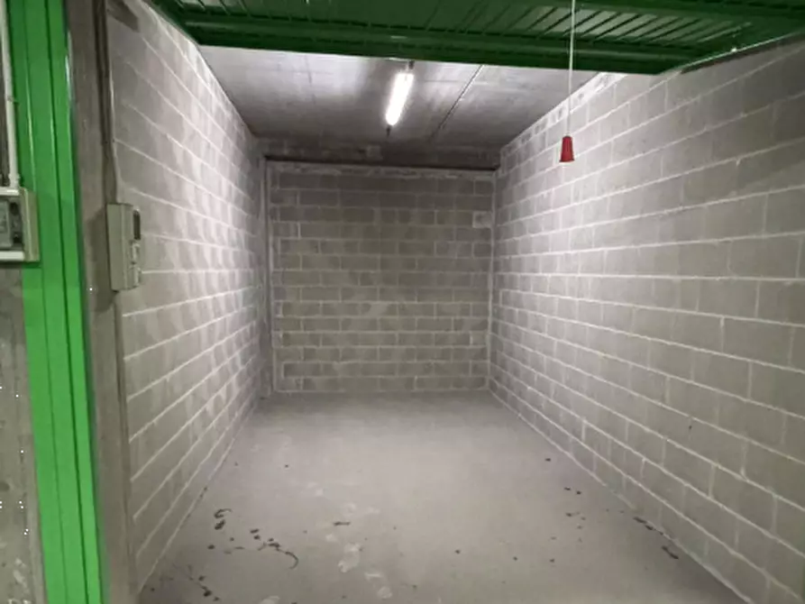Immagine 2 di Garage in vendita  in Via Envie a Torino