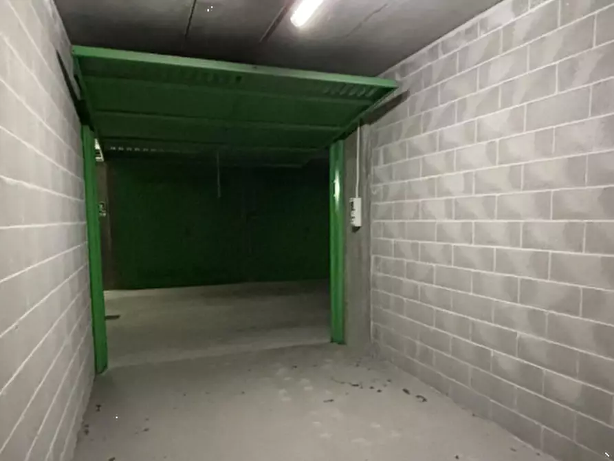 Immagine 3 di Garage in vendita  in Via Envie a Torino