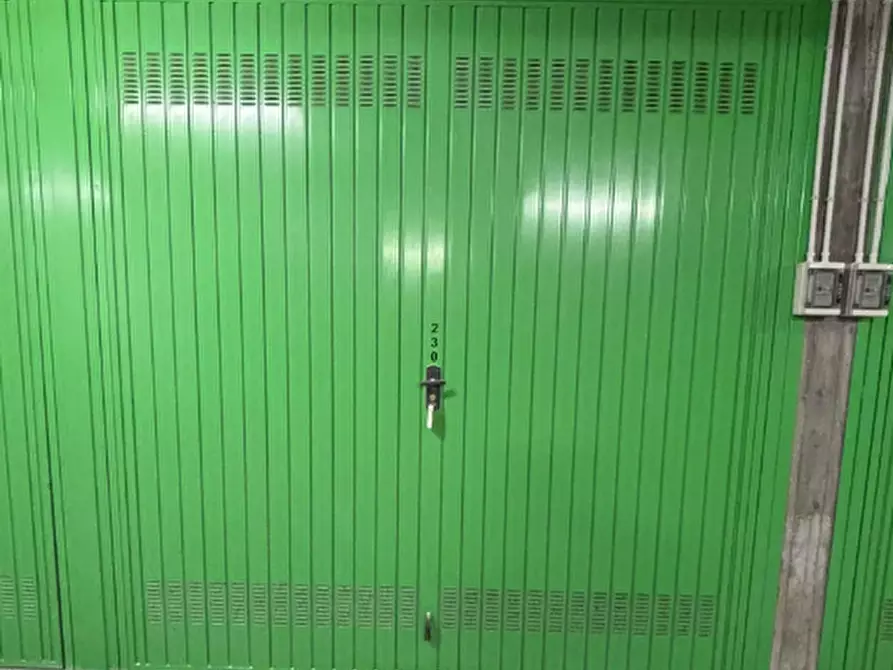 Immagine 1 di Garage in vendita  in Via Envie  a Torino