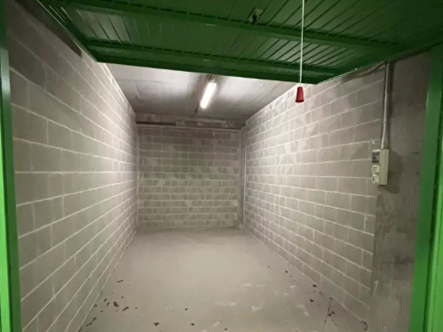 Immagine 2 di Garage in vendita  in Via Envie  a Torino