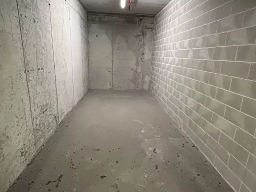 Immagine 2 di Garage in vendita  in Via Envie  a Torino