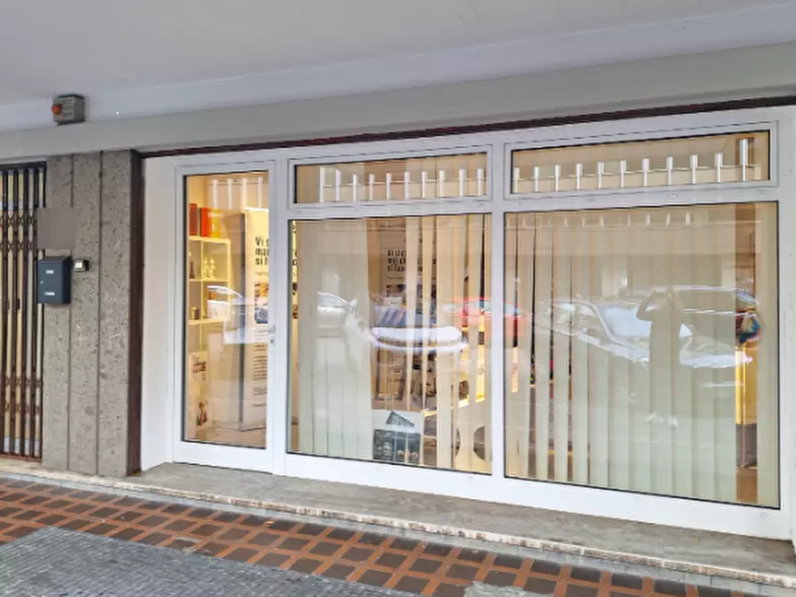 Immagine 1 di Negozio in vendita  in Via Adolfo Antognoli a Firenze