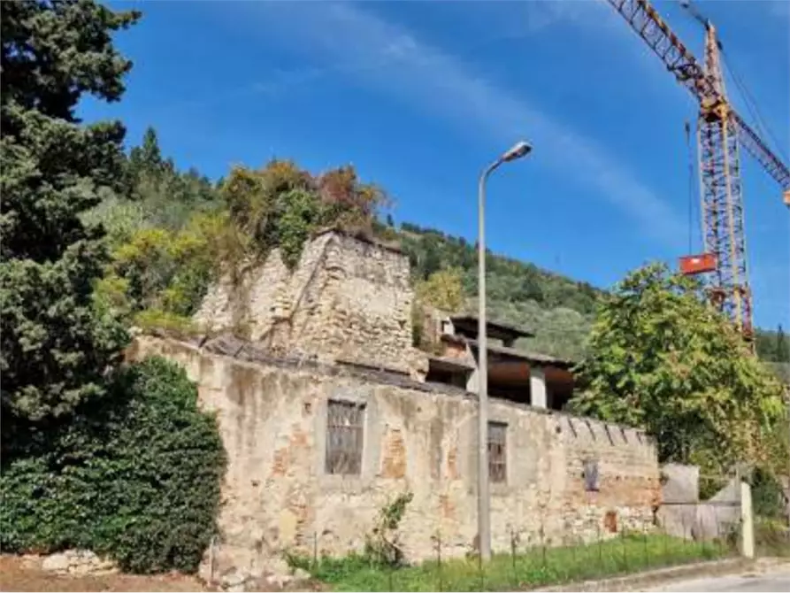 Immagine 2 di Stabile in vendita  in Via Mugellese a Prato