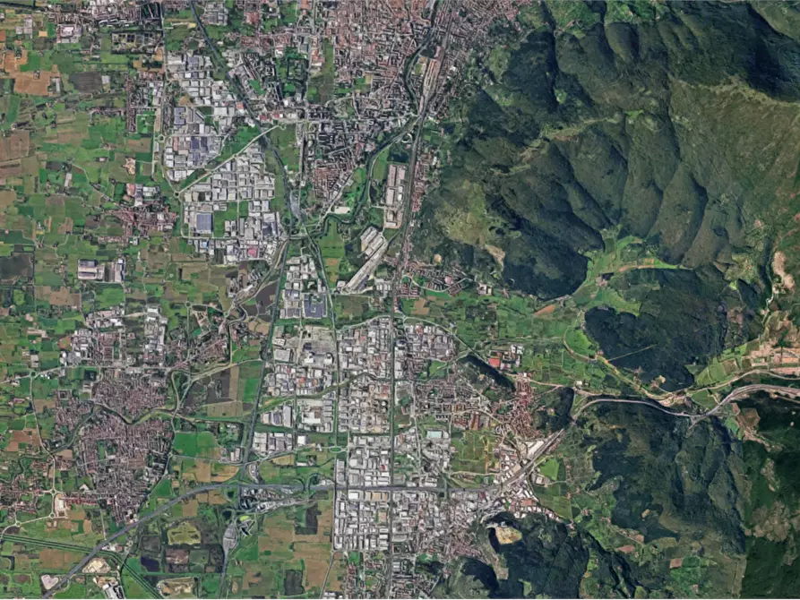 Immagine 15 di Stabile in vendita  in Via Mugellese a Prato