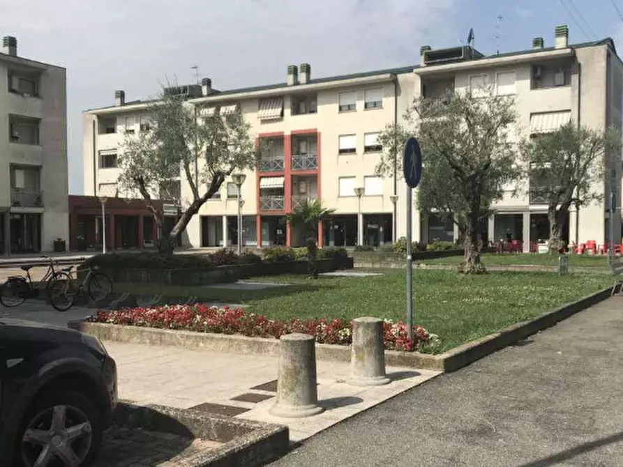 Immagine 3 di Negozio in vendita  in Via Milano a Treviglio