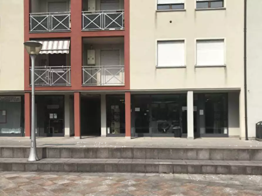 Immagine 5 di Negozio in vendita  in Via Milano a Treviglio