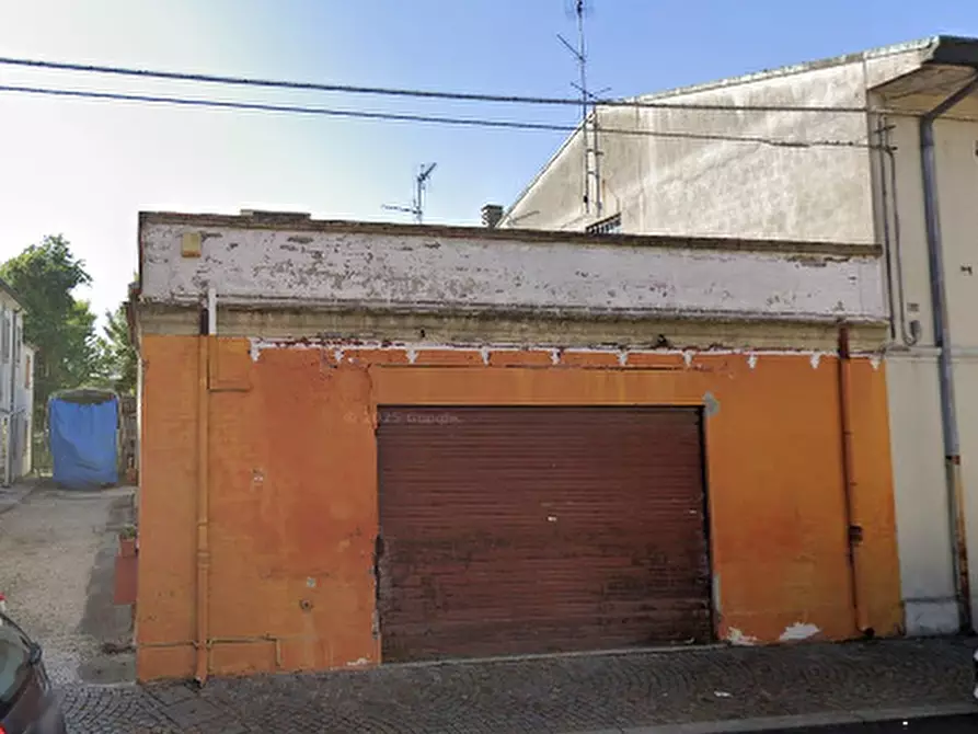 Immagine 1 di Negozio in vendita  in Via Cesare Battisti a Ficarolo