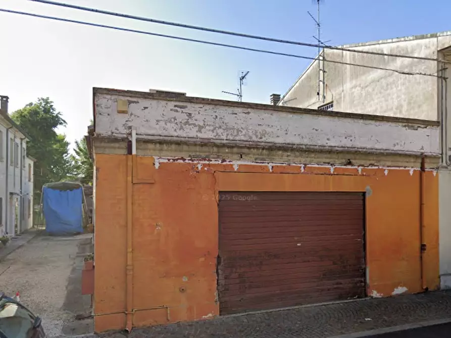 Immagine 2 di Negozio in vendita  in Via Cesare Battisti a Ficarolo