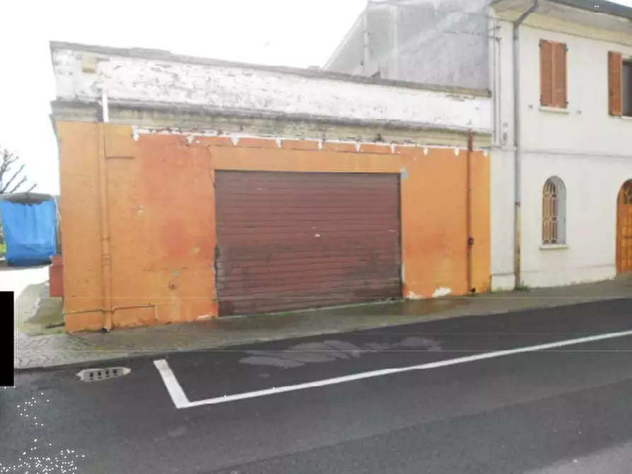 Immagine 5 di Negozio in vendita  in Via Cesare Battisti a Ficarolo