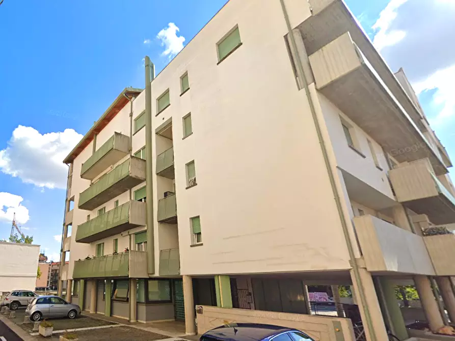 Immagine 1 di Garage in vendita  in Via Portello a Rovigo