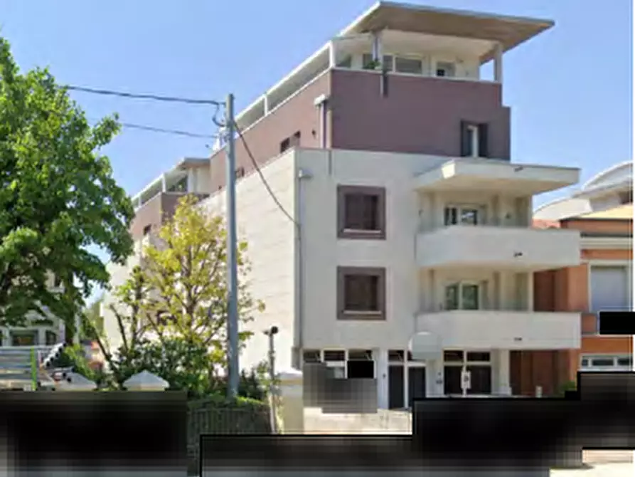 Immagine 1 di Negozio in vendita  in Viale Regina Margherita a Rovigo