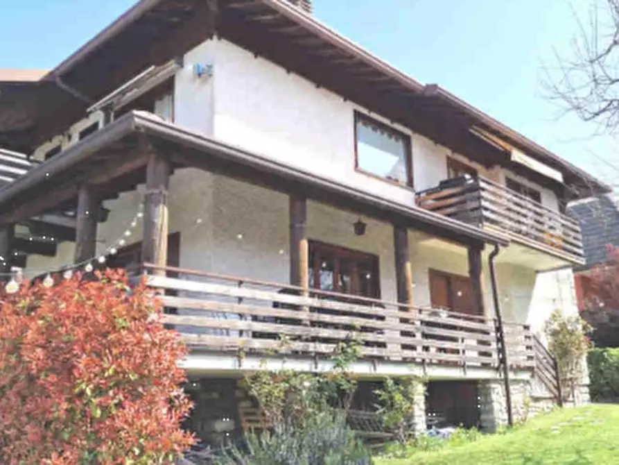 Immagine 1 di Casa bifamiliare in vendita  in Via E. De Amicis a Cassina Valsassina