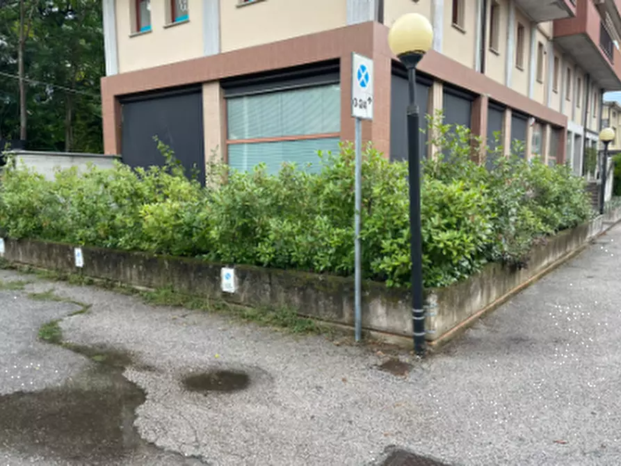 Immagine 2 di Negozio in vendita  in Via Alessandro Volta a Erba