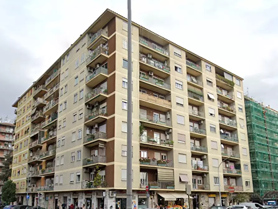 Immagine 6 di Appartamento in vendita  in Piazza Augusto Albini a Roma