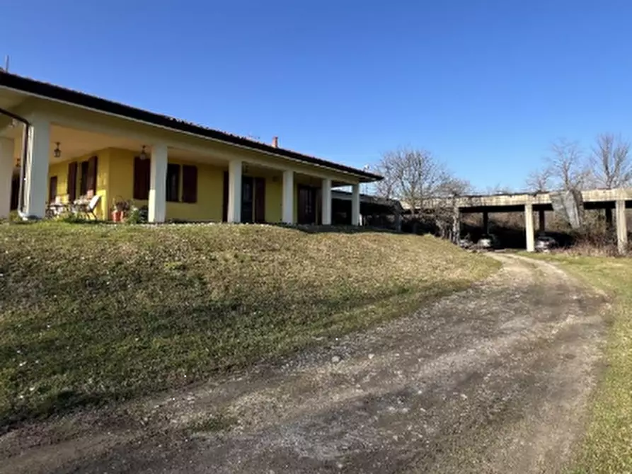 Immagine 1 di Villa in vendita  in Via dei Campi a Missaglia