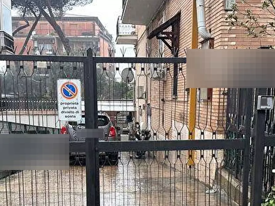Immagine 1 di Garage in vendita  in Via Castelnuovo di Garfagnana a Roma