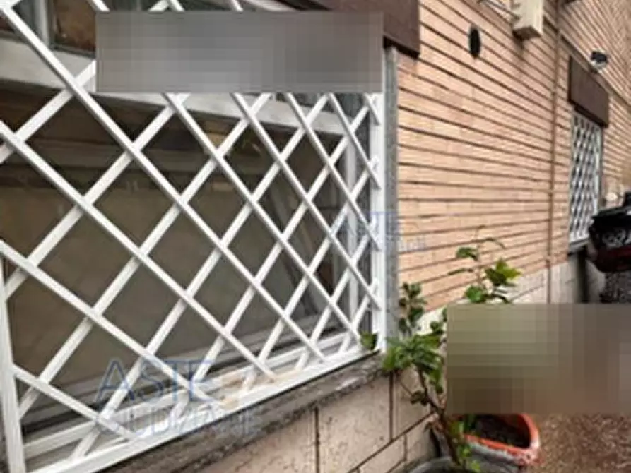 Immagine 3 di Garage in vendita  in Via Castelnuovo di Garfagnana a Roma
