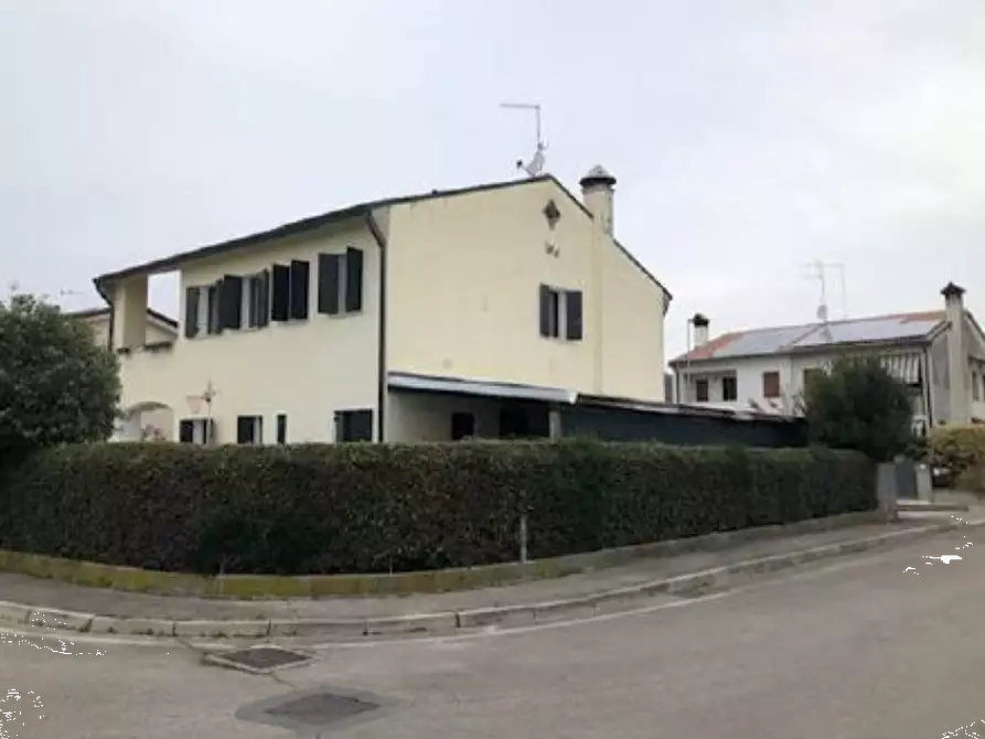Immagine 2 di Villa in vendita  in Via San Girolamo a Nervesa Della Battaglia