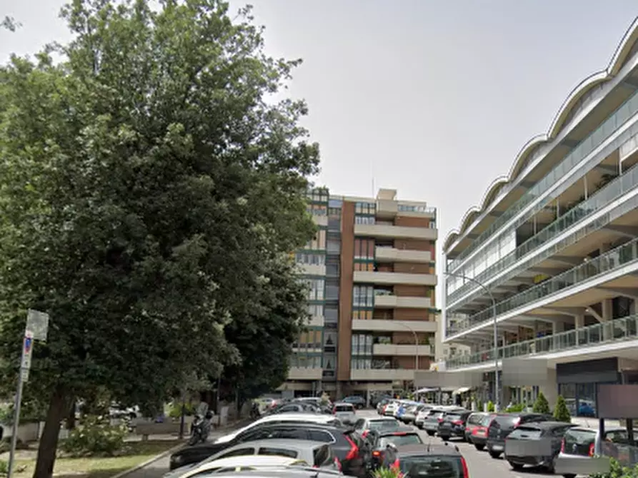 Immagine 7 di Negozio in vendita  in Piazza Stefano Jacini  a Roma