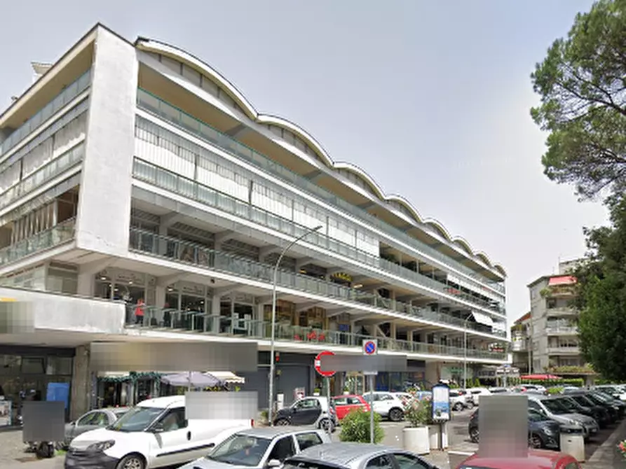 Immagine 8 di Negozio in vendita  in Piazza Stefano Jacini  a Roma