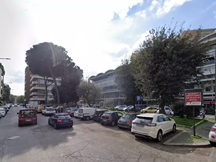 Immagine 10 di Negozio in vendita  in Piazza Stefano Jacini  a Roma